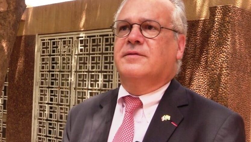 l'ambassadeur Français plient finalement bagage