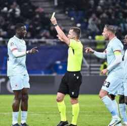 Football : les exclusions temporaires mises à l'essai chez les pros