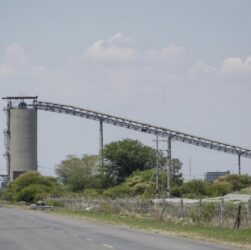 Grève majeure dans une mine de platine en Afrique du Sud : Plus de 2 000 mineurs continuent leur occupation pour la deuxième journée consécutive