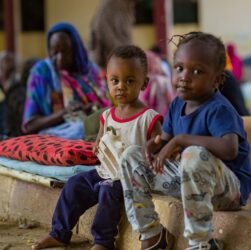 Soudan : Des salles de classe sous tentes offrent une éducation cruciale aux enfants déplacés par la guerre