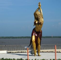 À Barranquilla, la ville de Shakira, une statue monumentale immortalise la chanteuse internationale