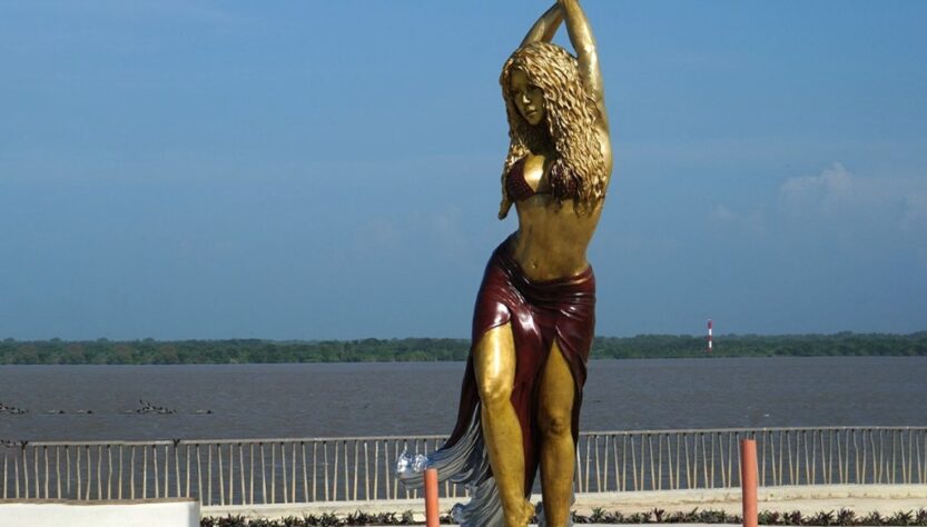 À Barranquilla, la ville de Shakira, une statue monumentale immortalise la chanteuse internationale